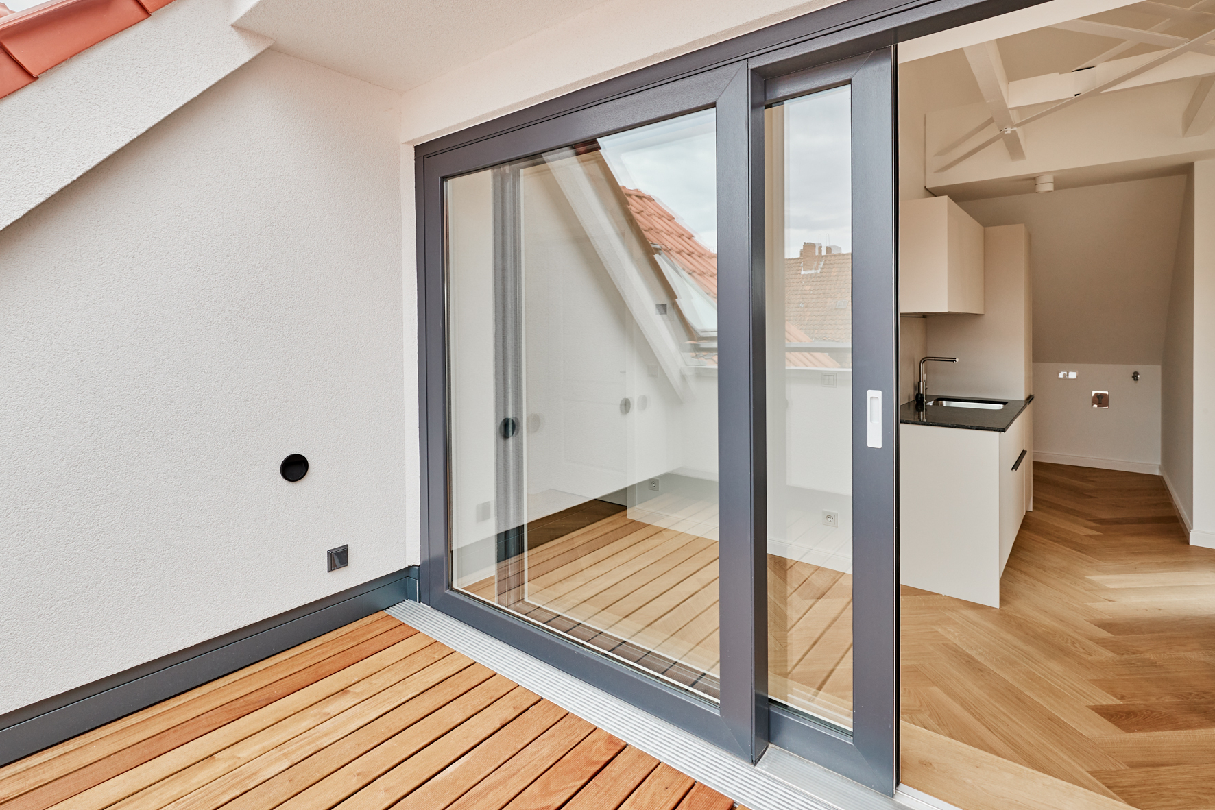 Blick von der Südwest Terrasse rein - Erstbezug – Penthouse mit Zwei Terrassen und exklusiver Ausstattung