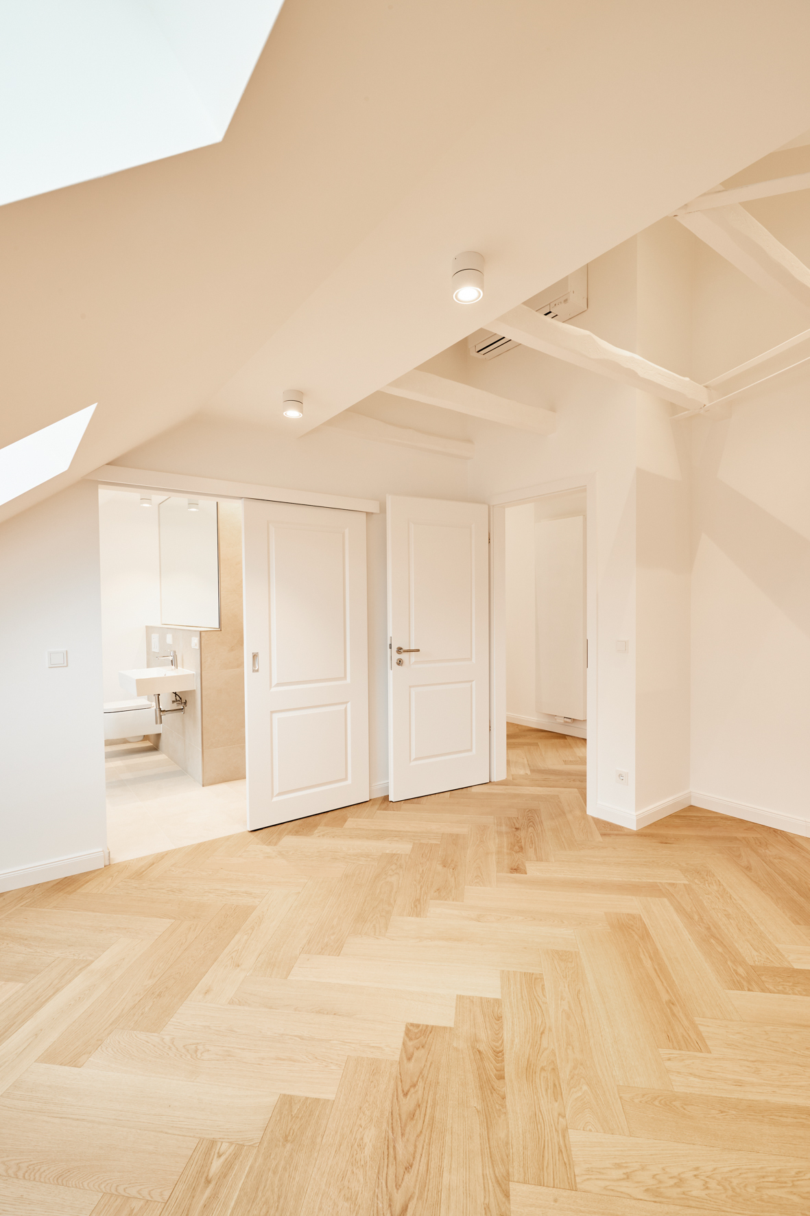 Schlafzimmer mit En-Suite Bad - Erstbezug – Penthouse mit Zwei Terrassen und exklusiver Ausstattung