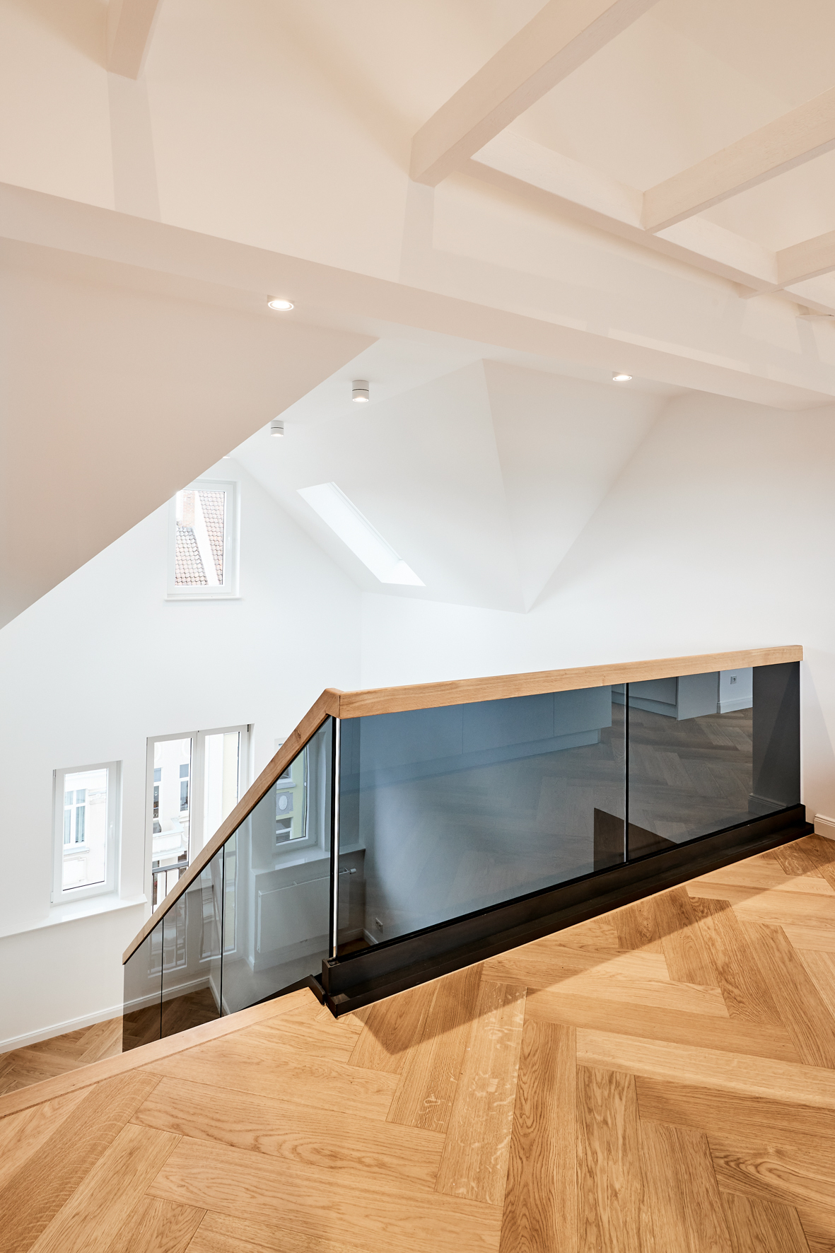 Blick zur Treppe vom Obergeschoss - Erstbezug – Penthouse mit Zwei Terrassen und exklusiver Ausstattung