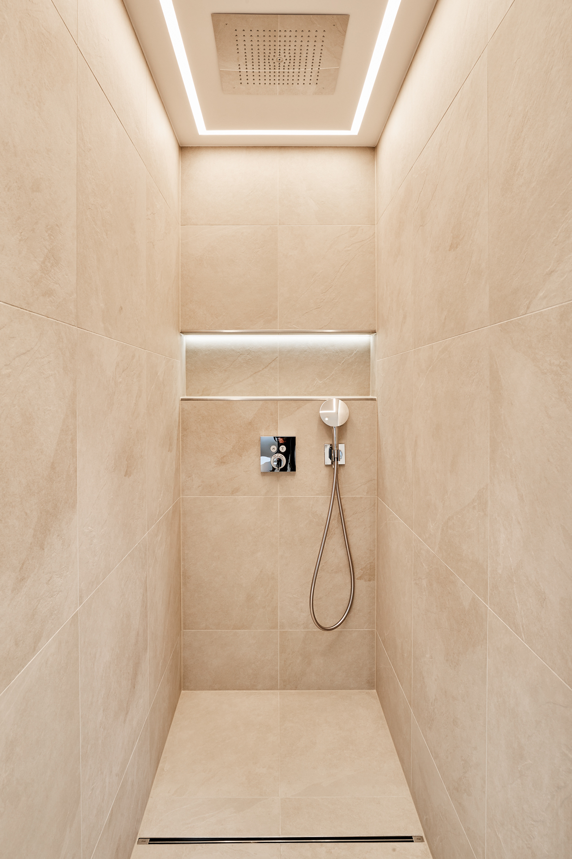 En-suite Bad - Erstbezug – Penthouse mit Zwei Terrassen und exklusiver Ausstattung