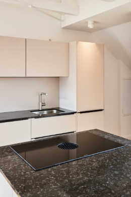 Küche mit Steinplatte - Erstbezug – Penthouse mit Zwei Terrassen und exklusiver Ausstattung