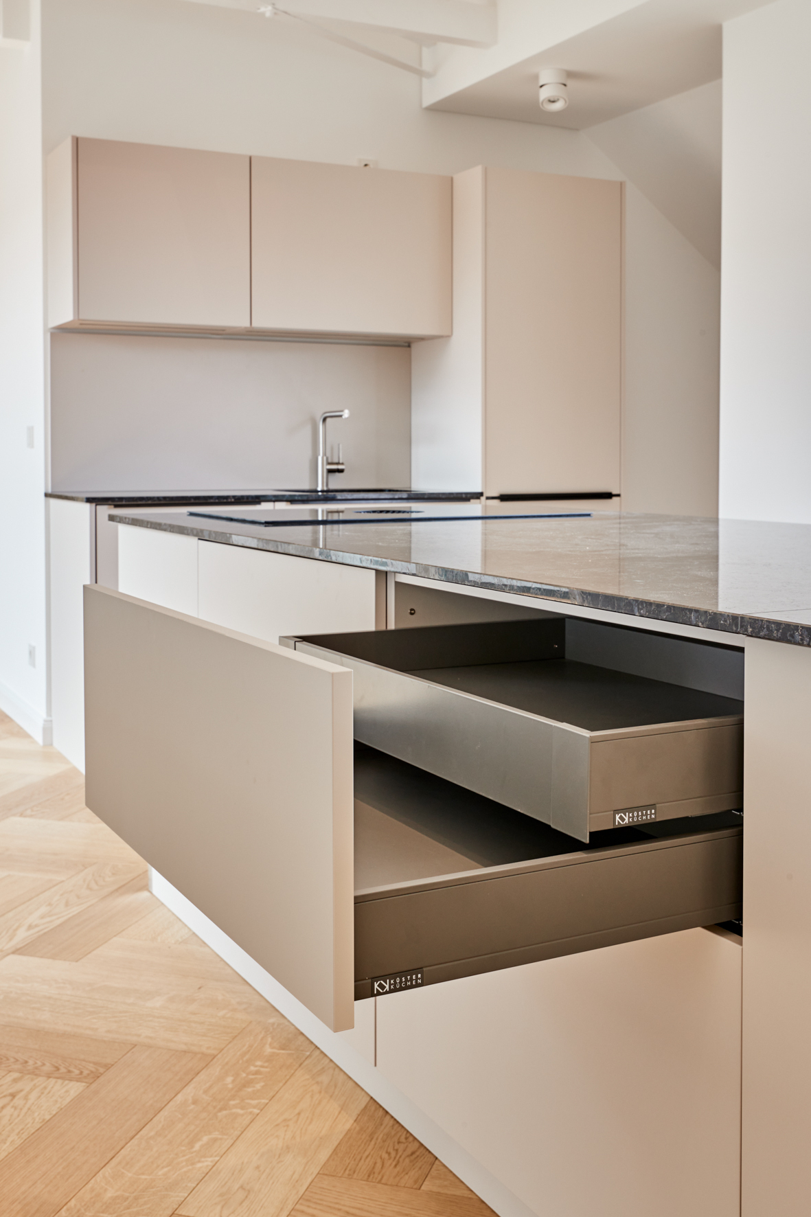 Detail Küche Schubfach - Erstbezug – Penthouse mit Zwei Terrassen und exklusiver Ausstattung