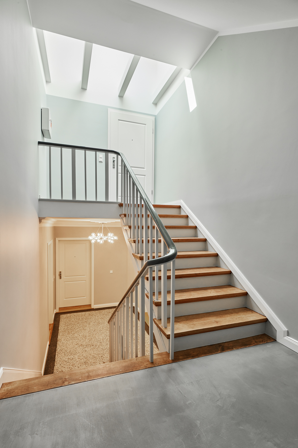 Treppenhaus Dachgeschoss - Erstbezug – Penthouse mit Zwei Terrassen und exklusiver Ausstattung