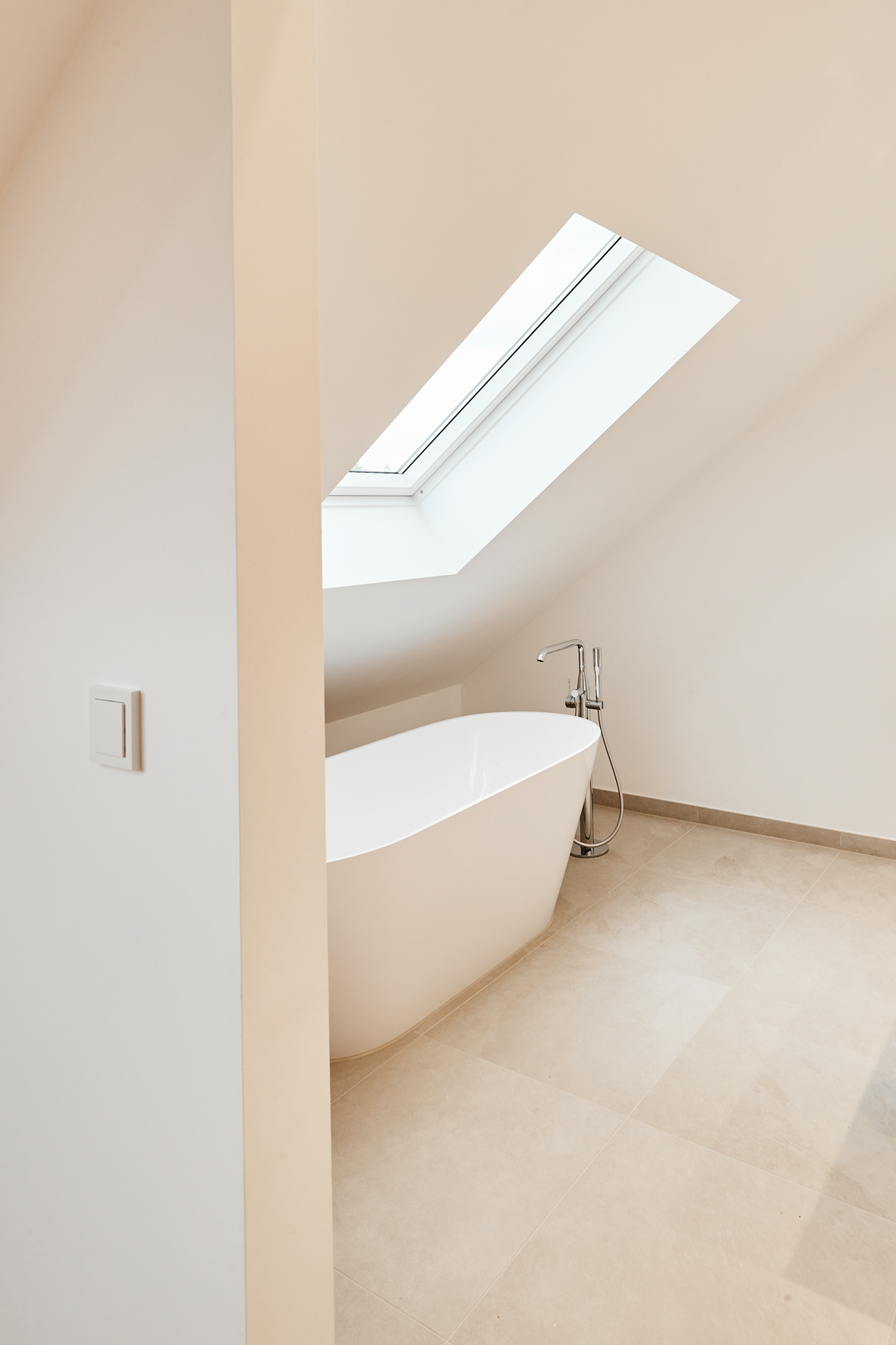 En Suite Bad mit Badewanne - Erstbezug – Penthouse mit Zwei Terrassen und exklusiver Ausstattung