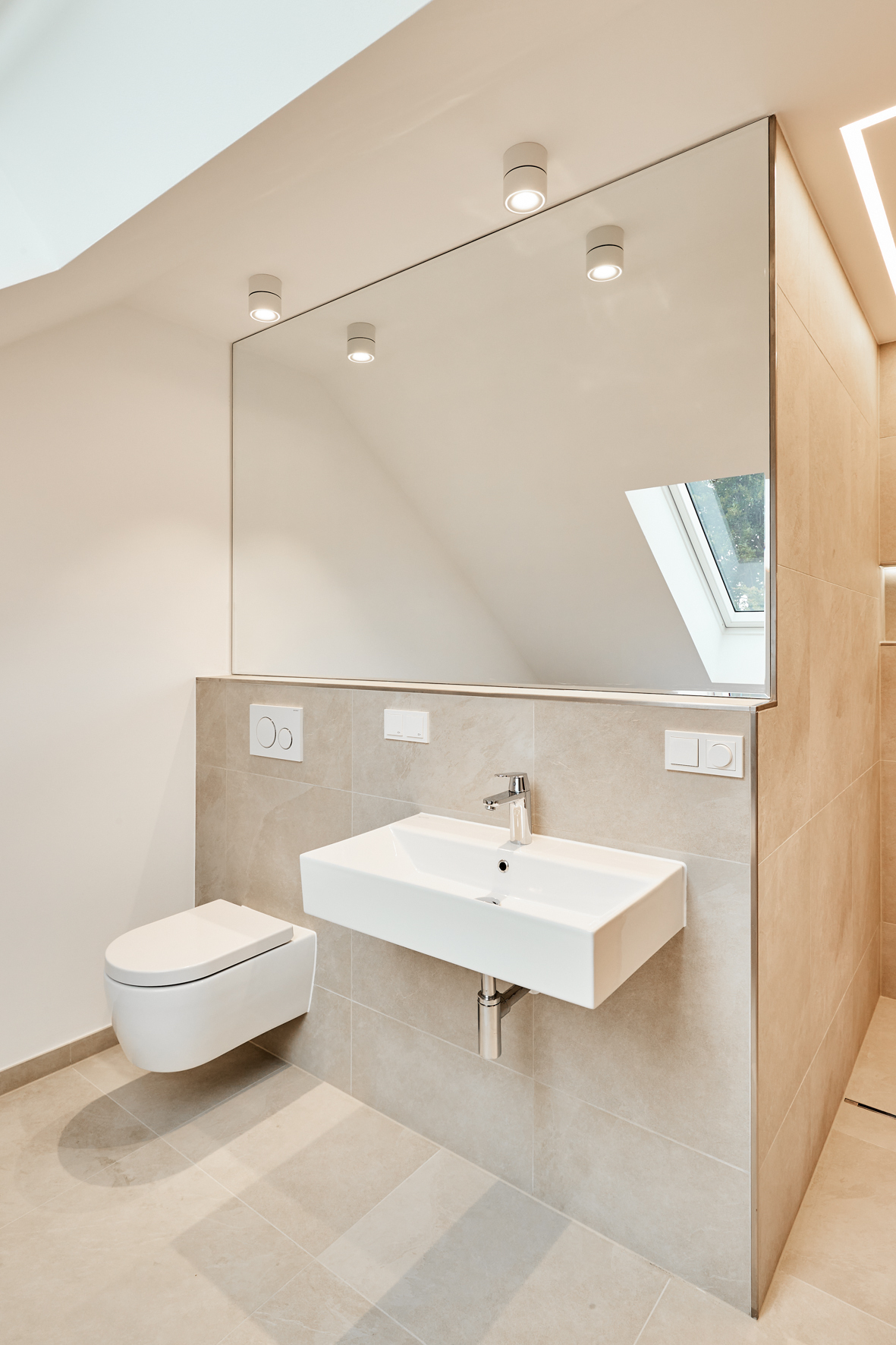 En suite Badezimmer Spiegel - Erstbezug – Penthouse mit Zwei Terrassen und exklusiver Ausstattung