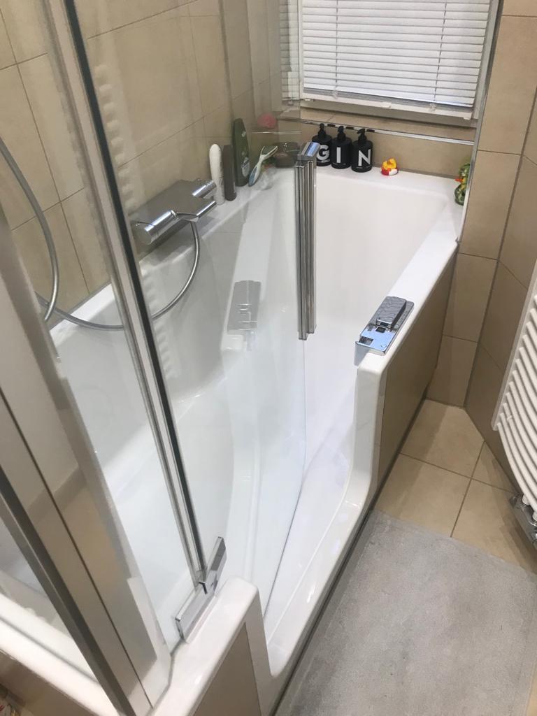 Dusche und Badewanne - *VERKAUFT* 3-Zimmer Erdgeschosswohnung in Schöneberg
