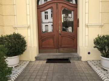 Eingangstuer - *VERKAUFT* 3-Zimmer Erdgeschosswohnung in Schöneberg