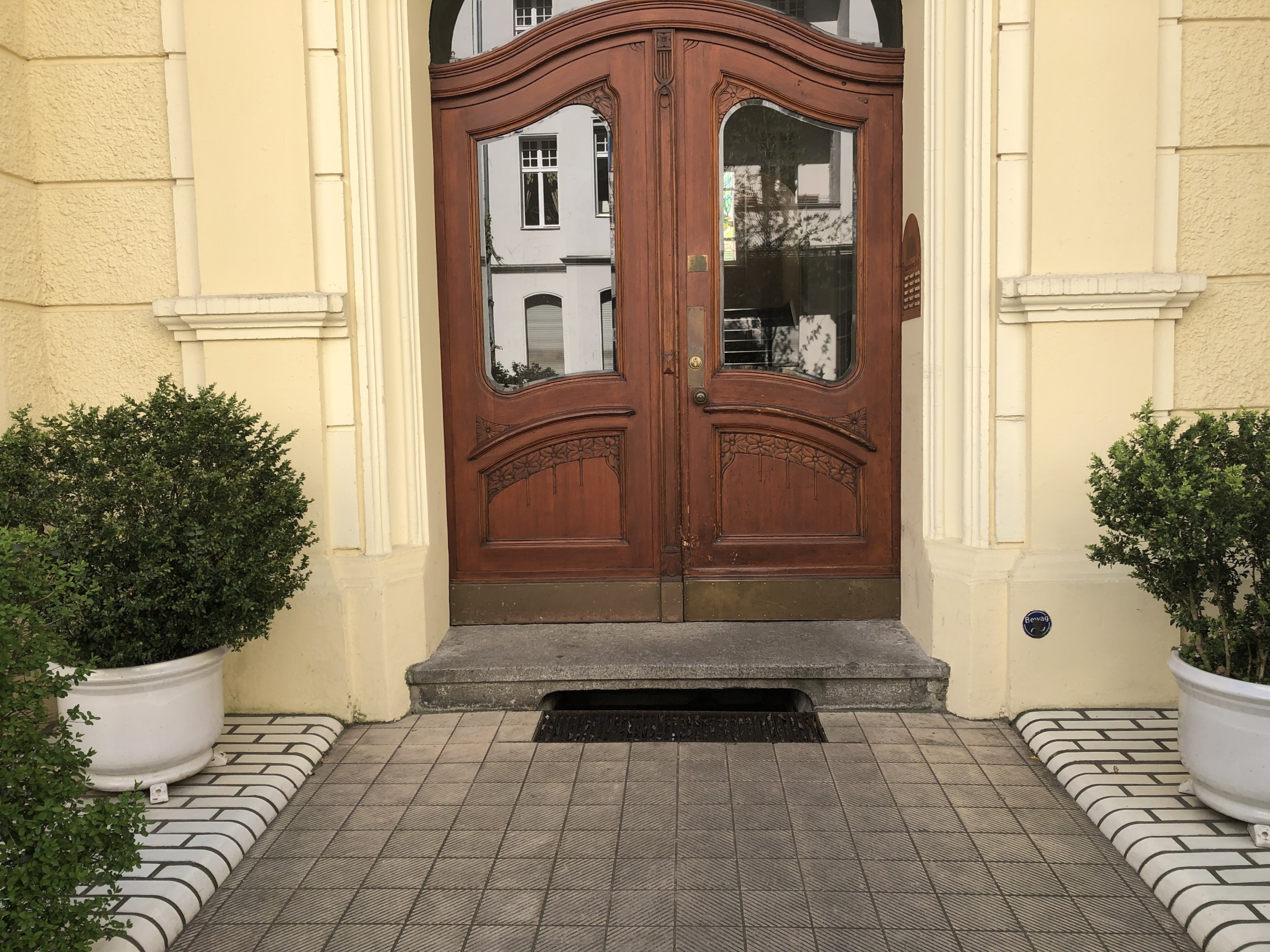 Eingangstuer - *VERKAUFT* 3-Zimmer Erdgeschosswohnung in Schöneberg