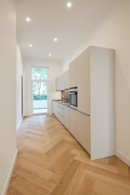 Küche mit Blick zum Garten - **VERKAUFT** 4-Zimmer Altbauwohnung mit zwei Balkonen und Gartenanteil in Bestlage Hannover List