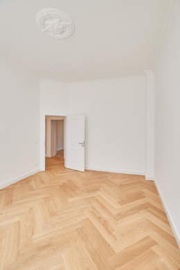 Zimmer-Blick zur Tür - **VERKAUFT** 4-Zimmer Altbauwohnung mit zwei Balkonen und Gartenanteil in Bestlage Hannover List