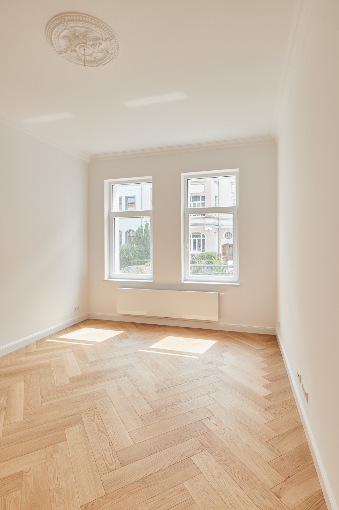 Zimmer - **VERKAUFT** 4-Zimmer Altbauwohnung mit zwei Balkonen und Gartenanteil in Bestlage Hannover List