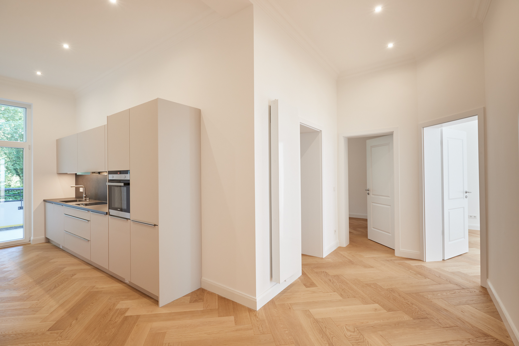 Übersicht vom Flur - **VERKAUFT** 4-Zimmer Altbauwohnung mit zwei Balkonen und Gartenanteil in Bestlage Hannover List