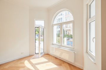 Wohnzimmer-Zugang Balkon - **VERKAUFT** 4-Zimmer Altbauwohnung mit zwei Balkonen und Gartenanteil in Bestlage Hannover List