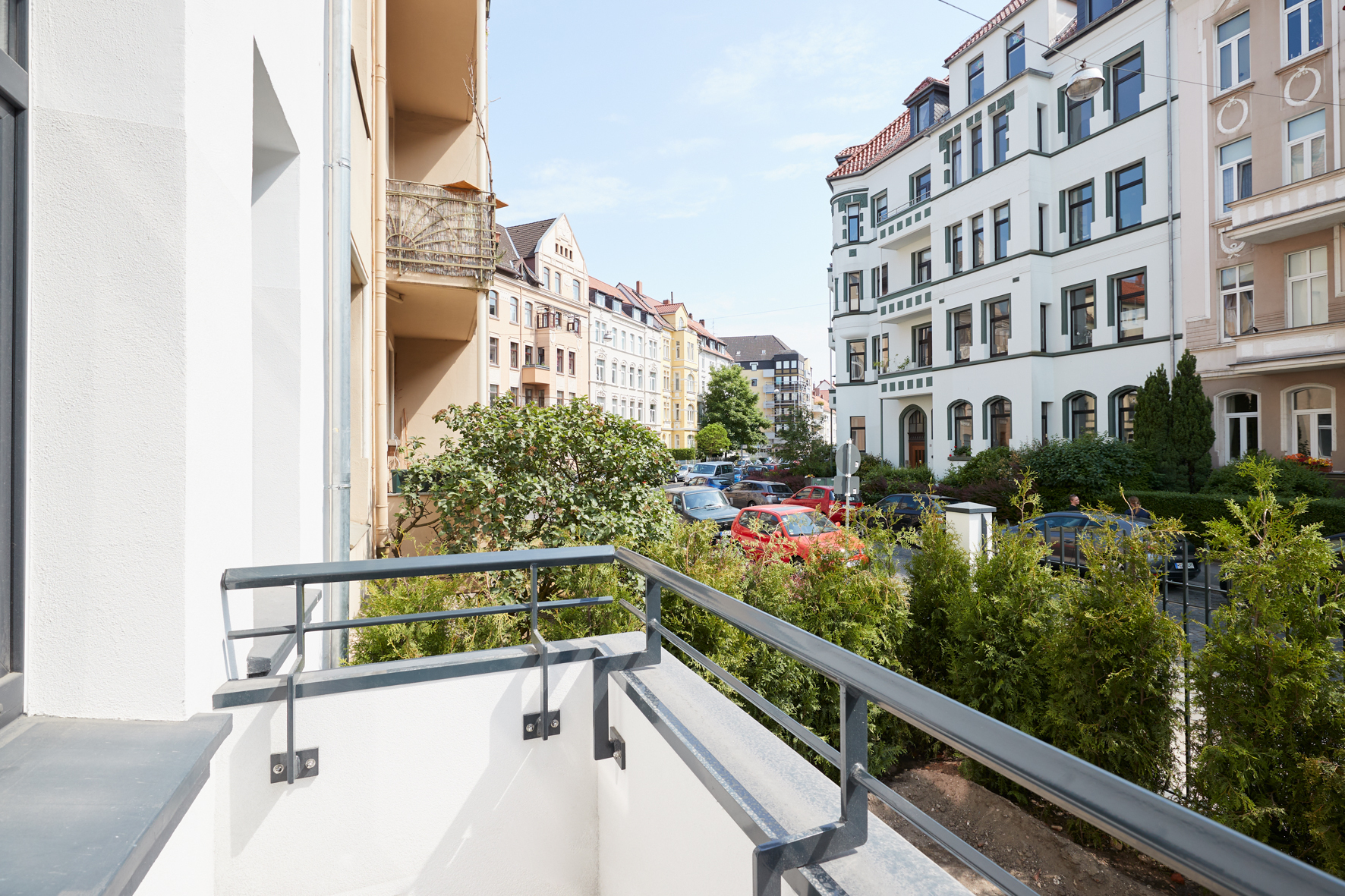 Aussicht Balkon vorne - **VERKAUFT** 4-Zimmer Altbauwohnung mit zwei Balkonen und Gartenanteil in Bestlage Hannover List