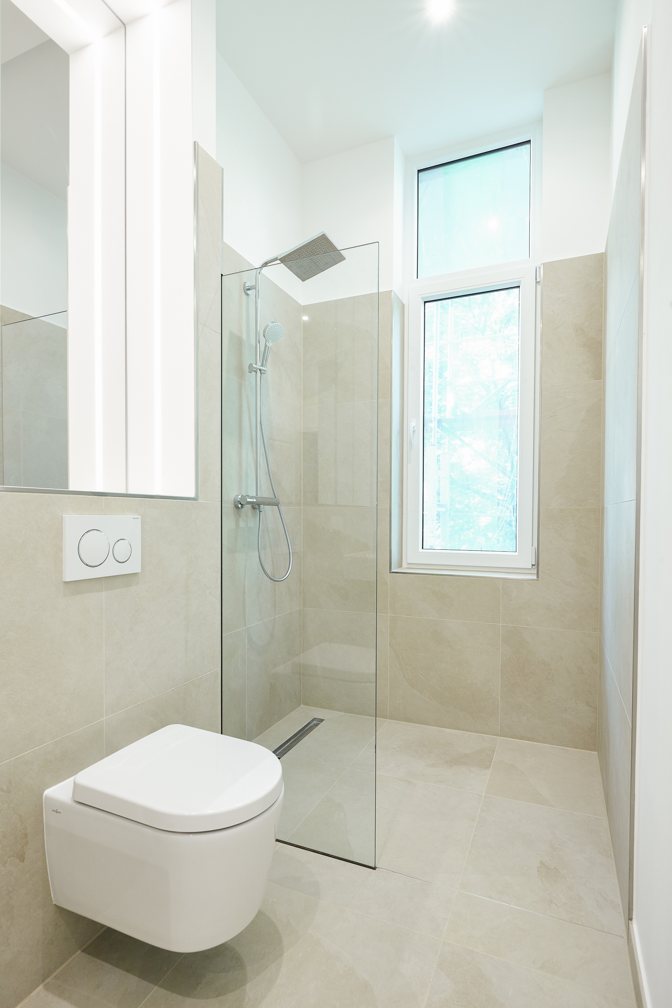 Dusche mit Fenster - **VERKAUFT** 4-Zimmer Altbauwohnung mit zwei Balkonen und Gartenanteil in Bestlage Hannover List