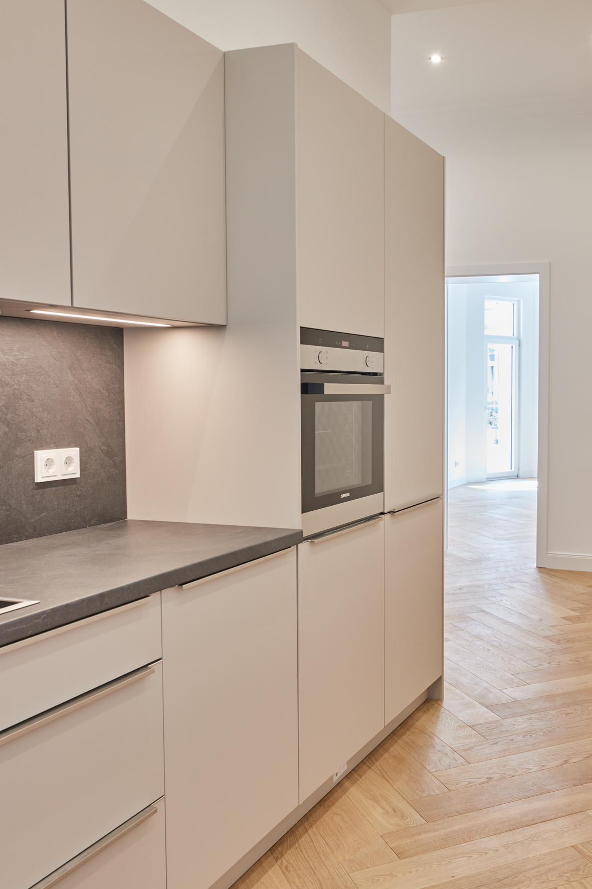 Küche-Ansicht - **VERKAUFT** 4-Zimmer Altbauwohnung mit zwei Balkonen und Gartenanteil in Bestlage Hannover List