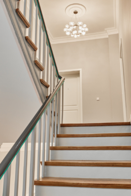 Treppenhaus Details - **VERKAUFT** 4-Zimmer Altbauwohnung mit zwei Balkonen und Gartenanteil in Bestlage Hannover List