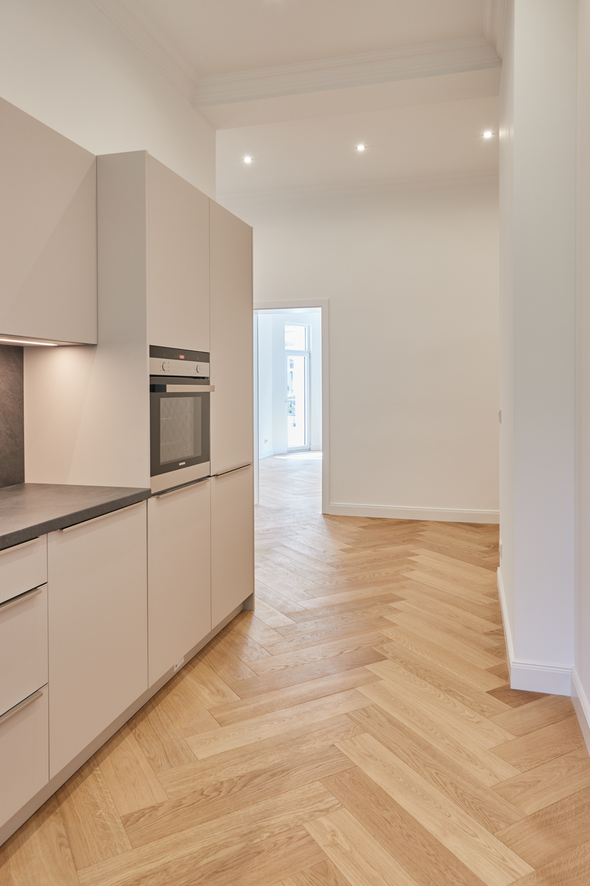 Küche mit Blick zum Flur - **VERKAUFT** 4-Zimmer Altbauwohnung mit zwei Balkonen und Gartenanteil in Bestlage Hannover List