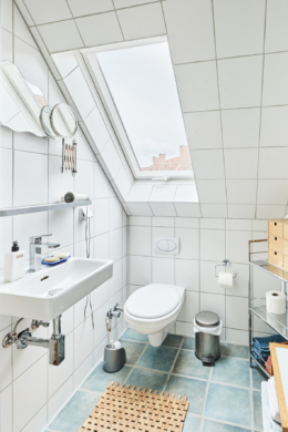 Badezimmer 2 mit Fenster - **Verkauft**Exklusive 4-Zimmer-Maisonette Wohnung in der Südstadt am Stephansplatz mit zwei Bädern