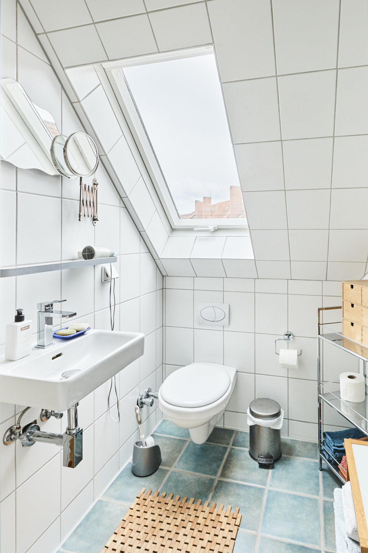 Badezimmer 2 mit Fenster - **Verkauft**Exklusive 4-Zimmer-Maisonette Wohnung in der Südstadt am Stephansplatz mit zwei Bädern