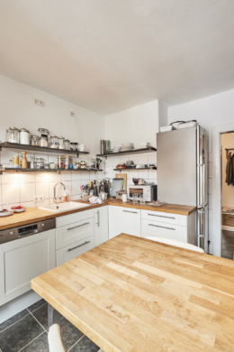 Küche mit Blick zum Flur - **Verkauft**Exklusive 4-Zimmer-Maisonette Wohnung in der Südstadt am Stephansplatz mit zwei Bädern