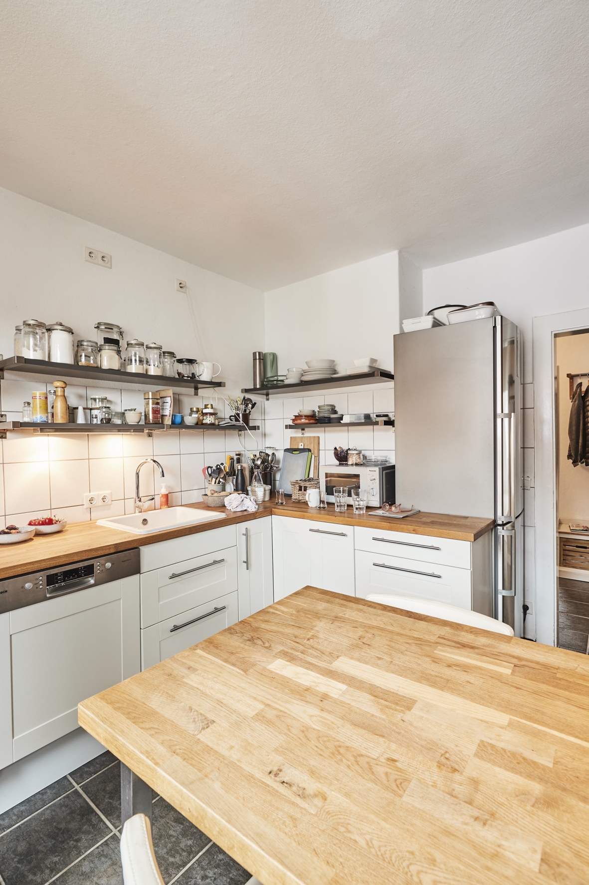 Küche mit Blick zum Flur - **Verkauft**Exklusive 4-Zimmer-Maisonette Wohnung in der Südstadt am Stephansplatz mit zwei Bädern