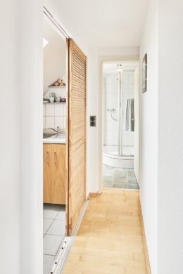 Blick zum Badezimmer im 5.OG - **Verkauft**Exklusive 4-Zimmer-Maisonette Wohnung in der Südstadt am Stephansplatz mit zwei Bädern