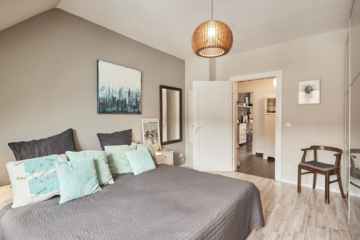 Schlafzimmer mit Blick zum Flur - **Verkauft**Exklusive 4-Zimmer-Maisonette Wohnung in der Südstadt am Stephansplatz mit zwei Bädern