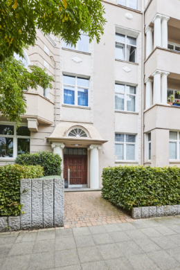 Hauseingang - **Verkauft**Exklusive 4-Zimmer-Maisonette Wohnung in der Südstadt am Stephansplatz mit zwei Bädern