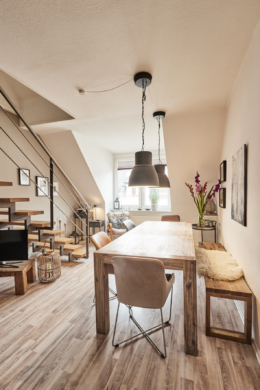 Zimmer 3 mit Treppe - **Verkauft**Exklusive 4-Zimmer-Maisonette Wohnung in der Südstadt am Stephansplatz mit zwei Bädern