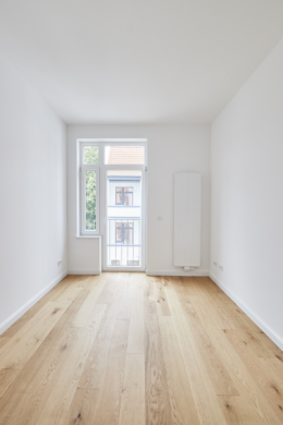 Schlafzimmer mit Tür zum franz. Balkon - Saniertes 2-Zimmerapartment in Bestlage – Nordstadt Hannover