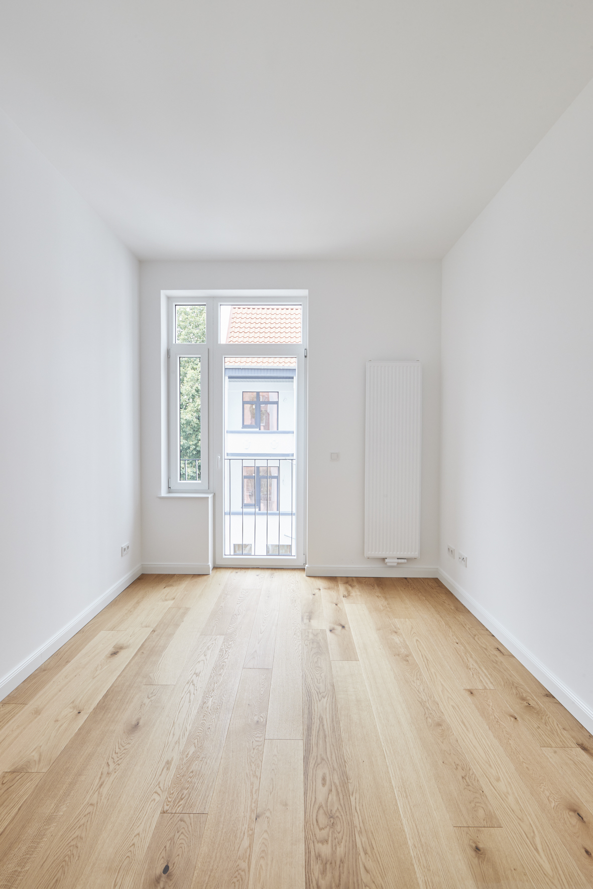 Schlafzimmer mit Tür zum franz. Balkon - Saniertes 2-Zimmerapartment in Bestlage – Nordstadt Hannover