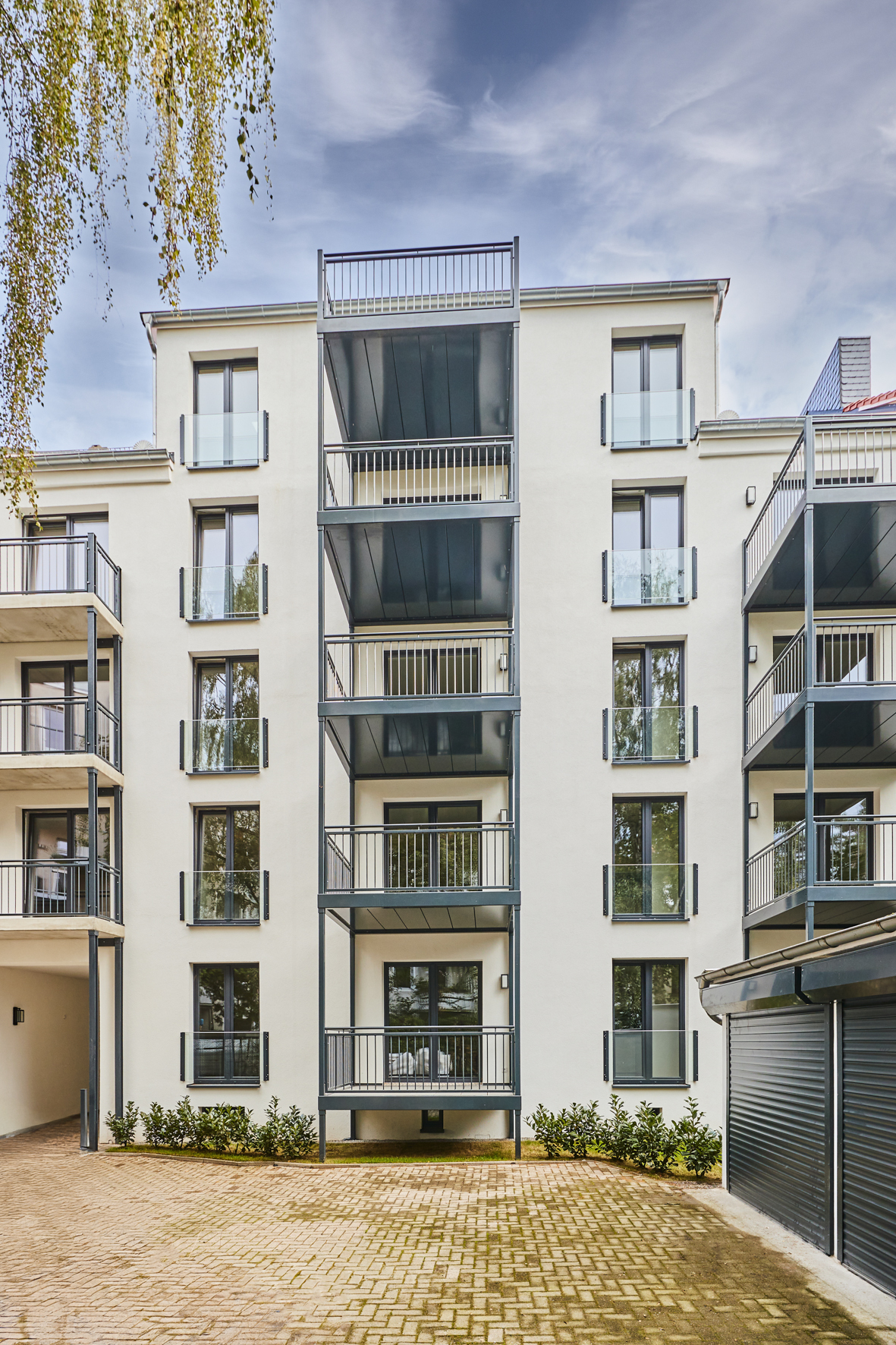 Außenansicht hinten - 3-Zimmerwohnung mit Südwest Balkon und Einbauküche in Bestlage Hannover Mitte – Ersbezug