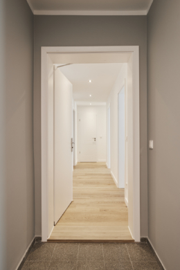 Zugang zur Wohnung - 3-Zimmerwohnung mit Südwest Balkon und Einbauküche in Bestlage Hannover Mitte – Ersbezug