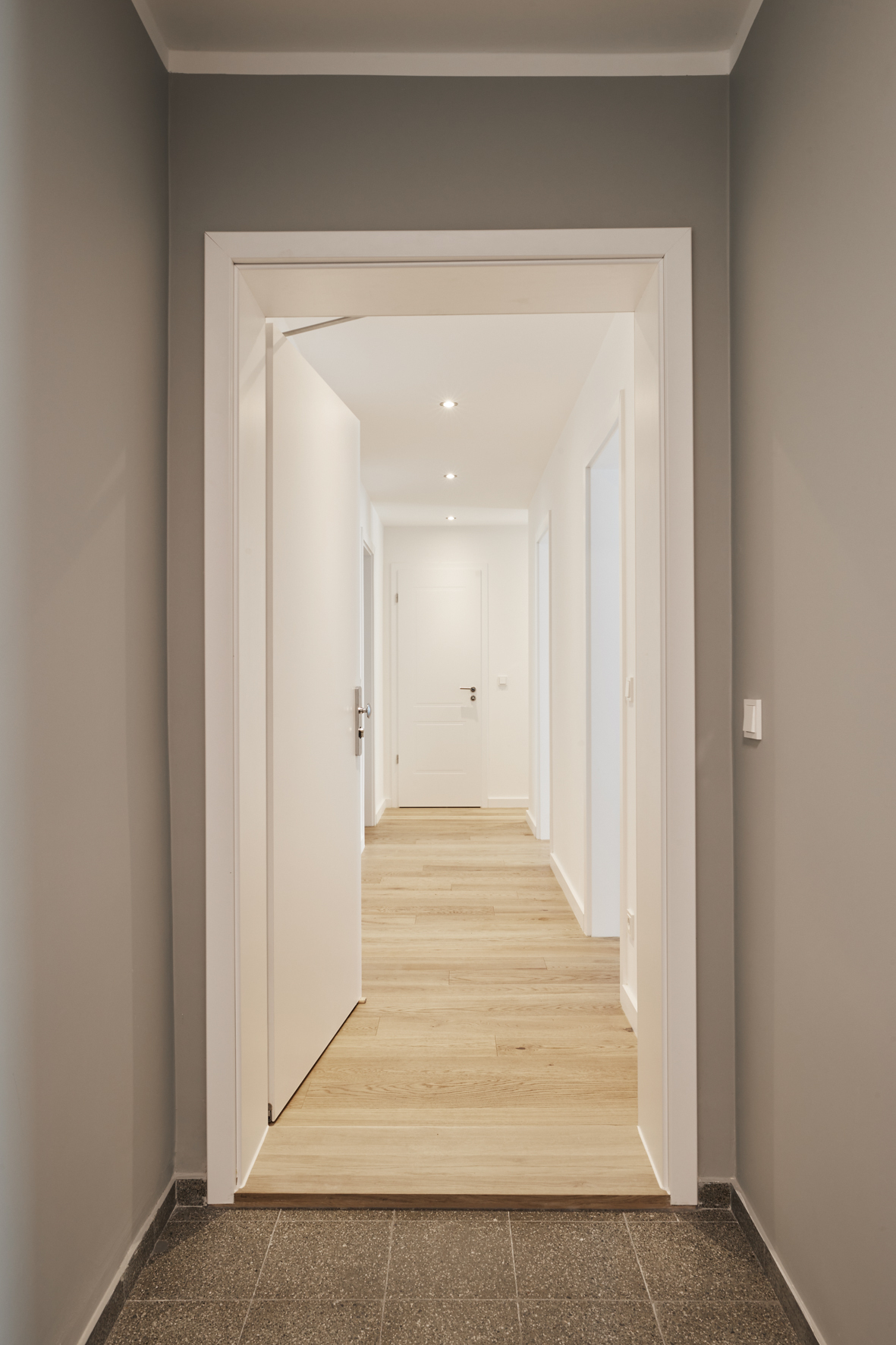 Zugang zur Wohnung - 3-Zimmerwohnung mit Südwest Balkon und Einbauküche in Bestlage Hannover Mitte – Ersbezug