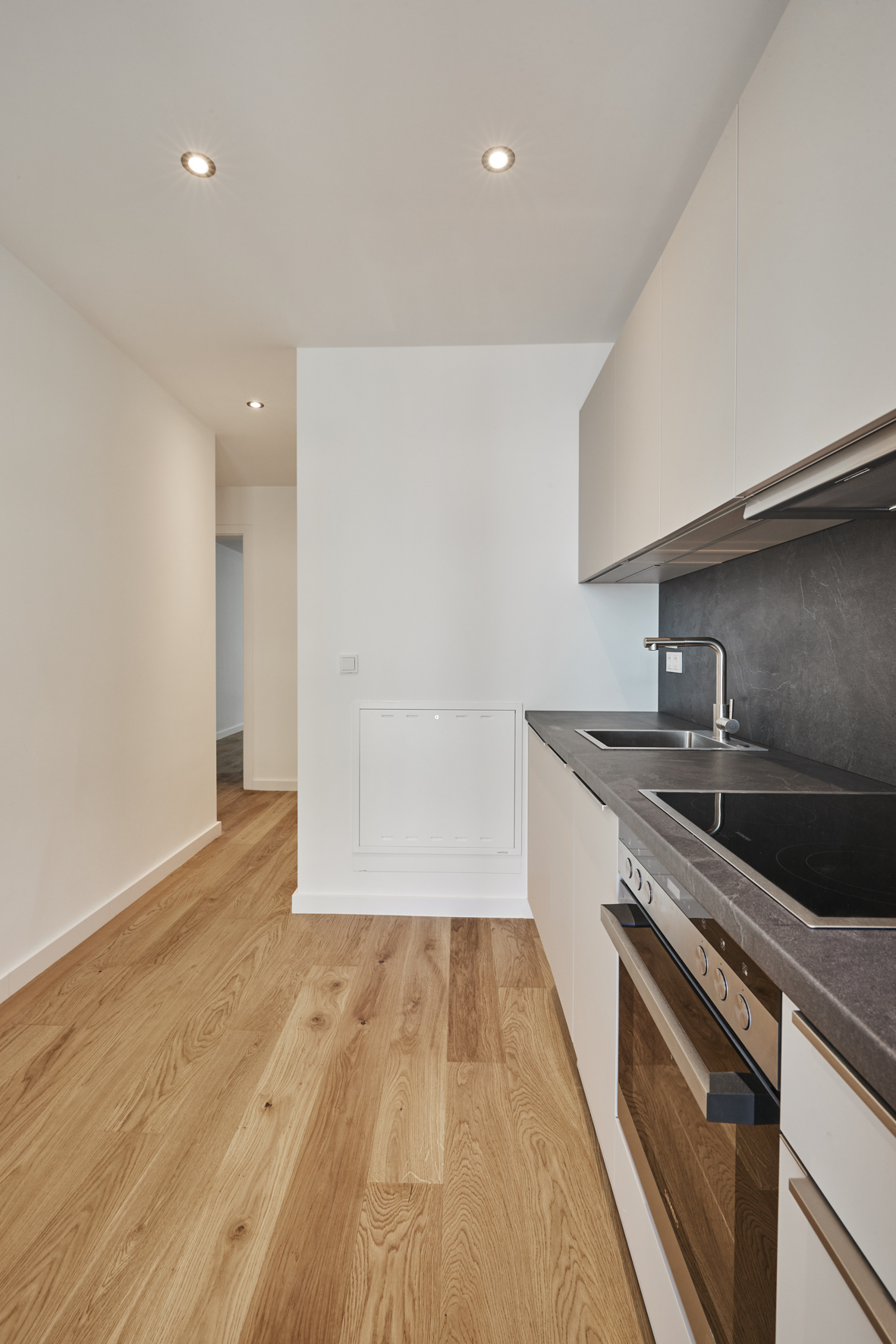 Einbauküche mit Blick zum Flur - 3-Zimmerwohnung mit Südwest Balkon und Einbauküche in Bestlage Hannover Mitte – Ersbezug