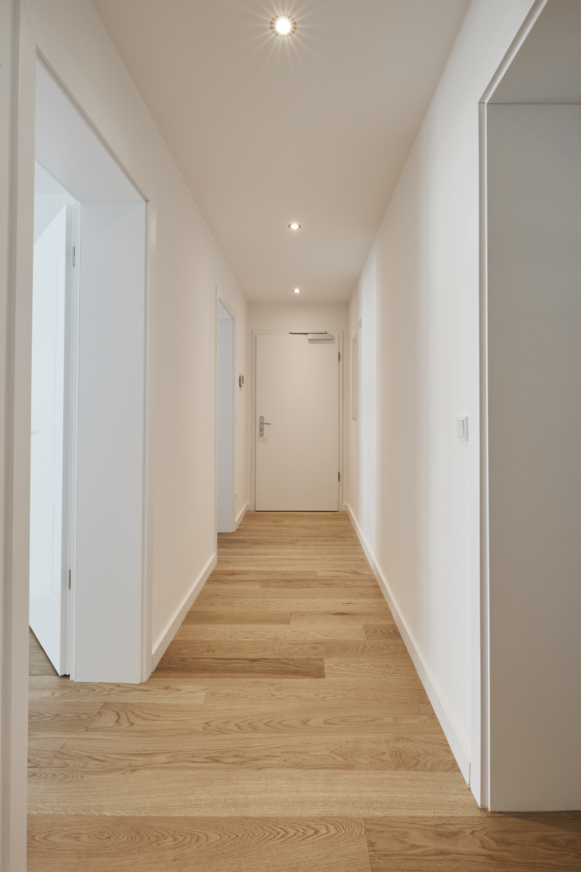 Flur mit Blick zur Tür - 3-Zimmerwohnung mit Südwest Balkon und Einbauküche in Bestlage Hannover Mitte – Ersbezug