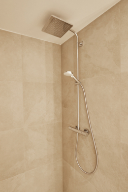 Badezimmer_Rainshower - 3-Zimmerwohnung mit Südwest Balkon und Einbauküche in Bestlage Hannover Mitte – Ersbezug