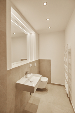 Badezimmer mit Ambientebeleuchtung - 3-Zimmerwohnung mit Südwest Balkon und Einbauküche in Bestlage Hannover Mitte – Ersbezug