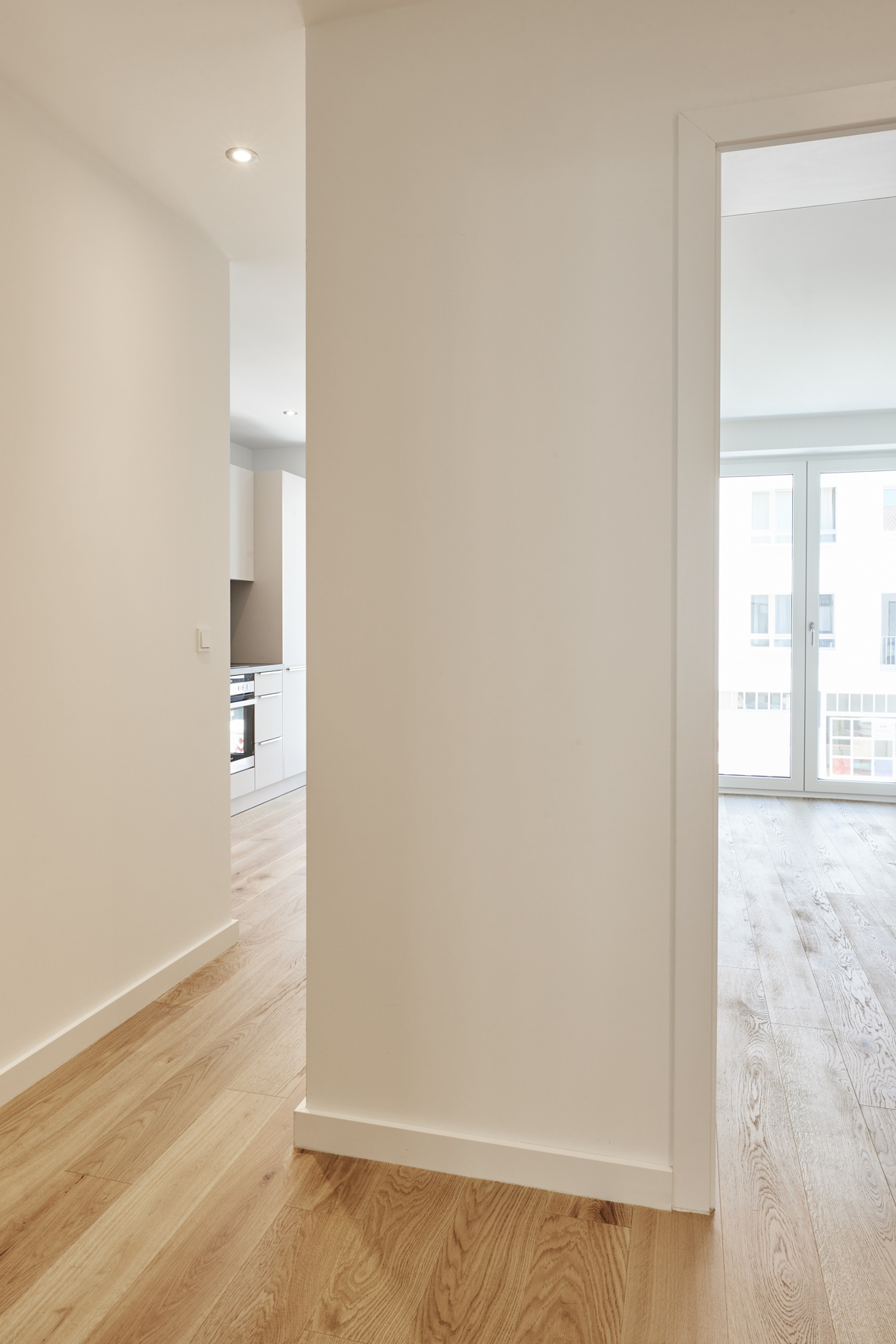 Blick in die Küche - 3-Zimmerwohnung mit Südwest Balkon und Einbauküche in Bestlage Hannover Mitte – Ersbezug