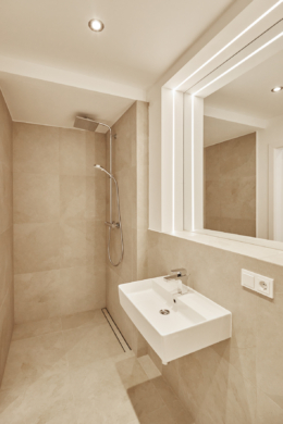 Badezimmer - 3-Zimmerwohnung mit Südwest Balkon und Einbauküche in Bestlage Hannover Mitte – Ersbezug