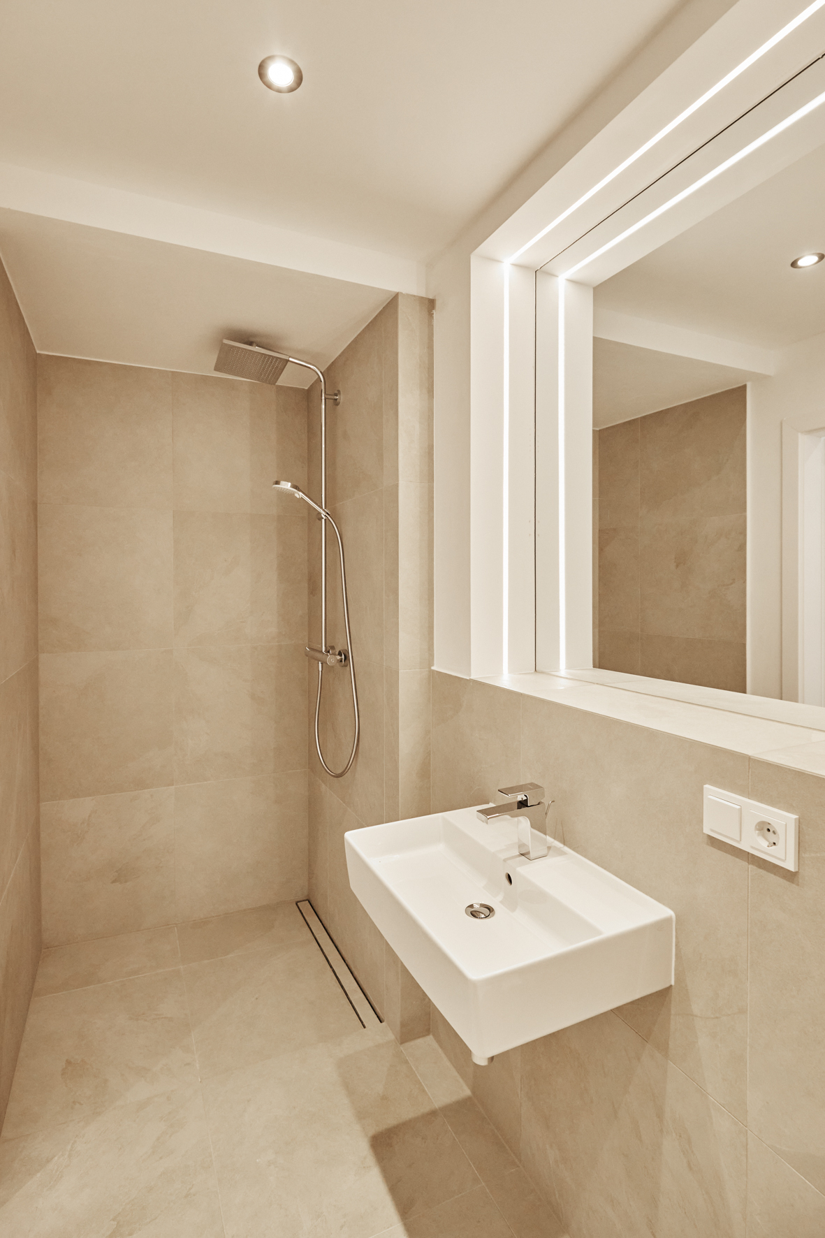 Badezimmer - 3-Zimmerwohnung mit Südwest Balkon und Einbauküche in Bestlage Hannover Mitte – Ersbezug