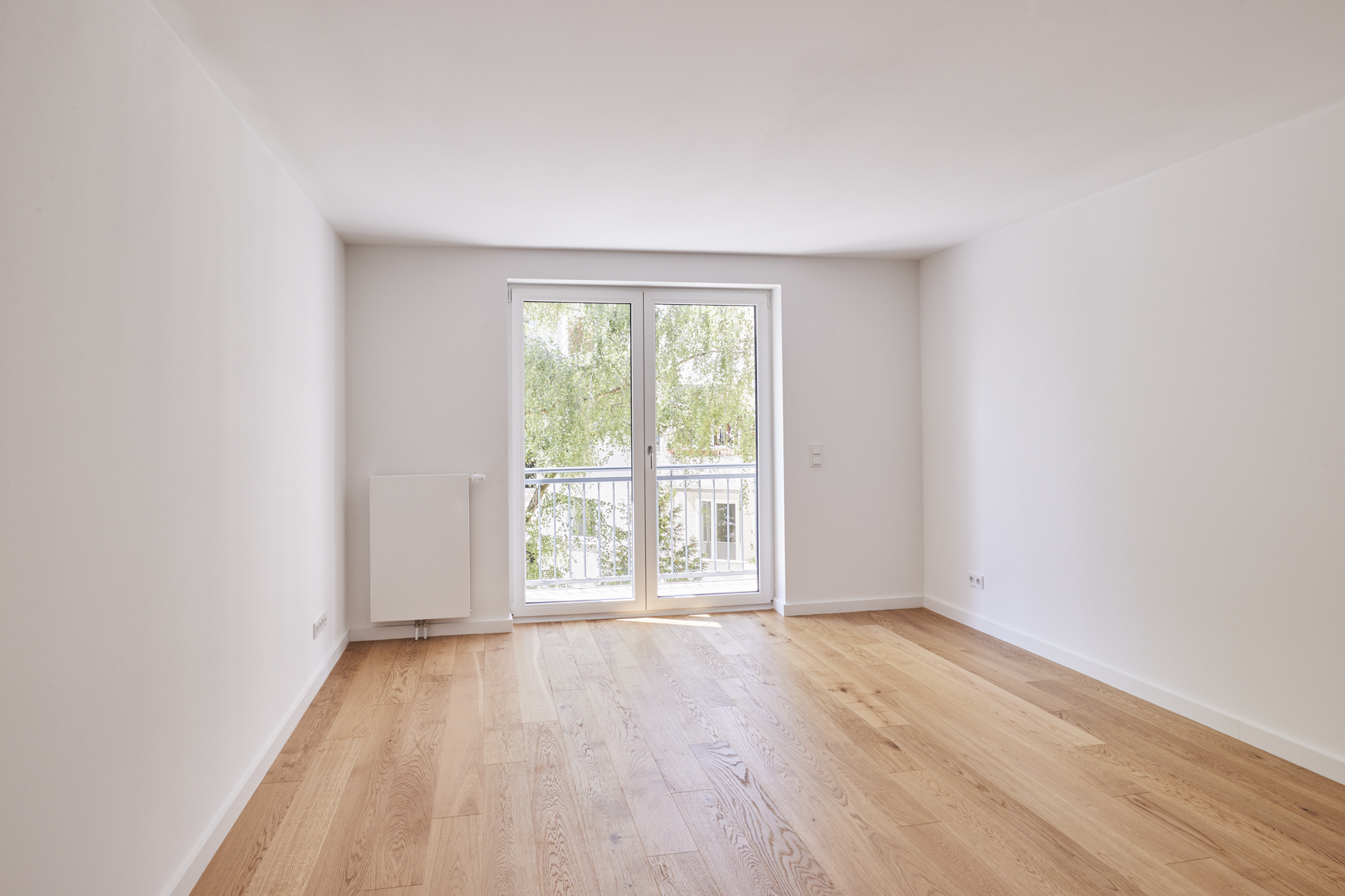 Wohnzimmer mit Balkon - 3-Zimmerwohnung mit Südwest Balkon und Einbauküche in Bestlage Hannover Mitte – Ersbezug