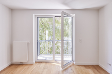 Wohnzimmer-Zugang zum Balkon - 3-Zimmerwohnung mit Südwest Balkon und Einbauküche in Bestlage Hannover Mitte – Ersbezug