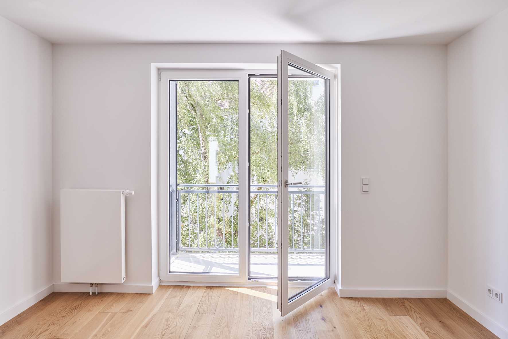 Wohnzimmer-Zugang zum Balkon - 3-Zimmerwohnung mit Südwest Balkon und Einbauküche in Bestlage Hannover Mitte – Ersbezug