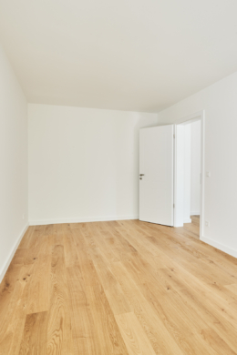 Schlafzimmer mit Blick zur Tür - **verkauft**Traumhaftes 2-Zimmerapartment mit Balkon und Einbauküche in Bestlage Hannover