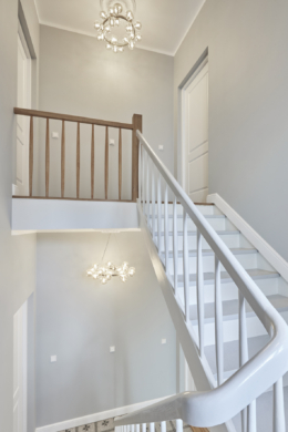 Treppenhaus mit Blick auf die eingangstüren - 2-Zimmer mit Balkon und großer Einbauküche in der Nordstadt