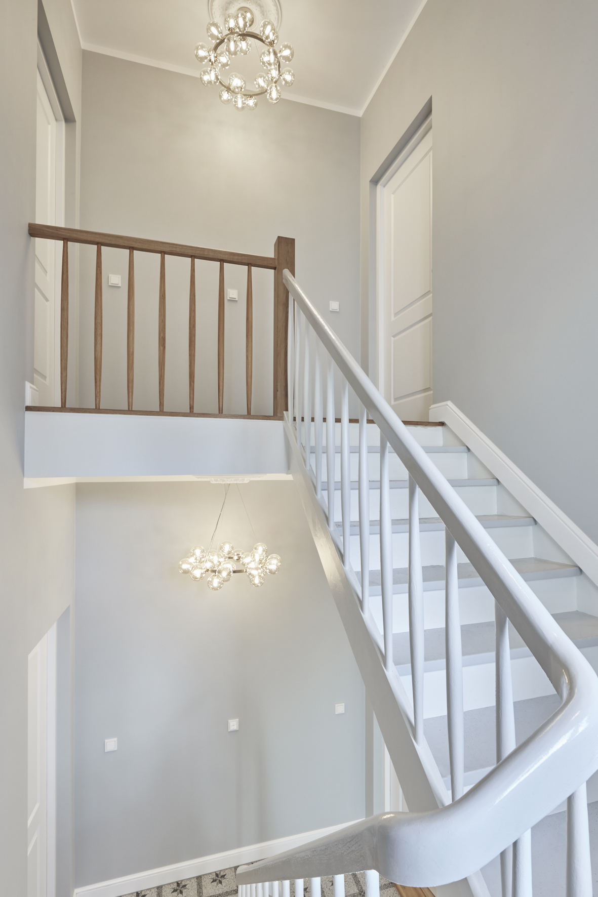 Treppenhaus mit Blick auf die eingangstüren - 2-Zimmer mit Balkon und großer Einbauküche in der Nordstadt