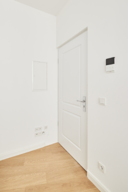 Eingangstür mit Videogegensprechanlage - 2-Zimmer mit Balkon und großer Einbauküche in der Nordstadt