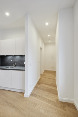 Küche mit Zugang zum Flur - 2-Zimmer mit Balkon und großer Einbauküche in der Nordstadt